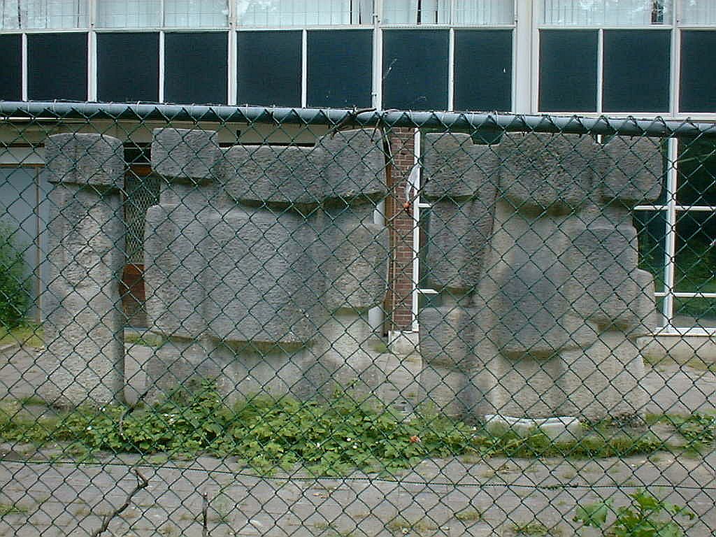 Steenplastiek staande figuren - Amsterdam