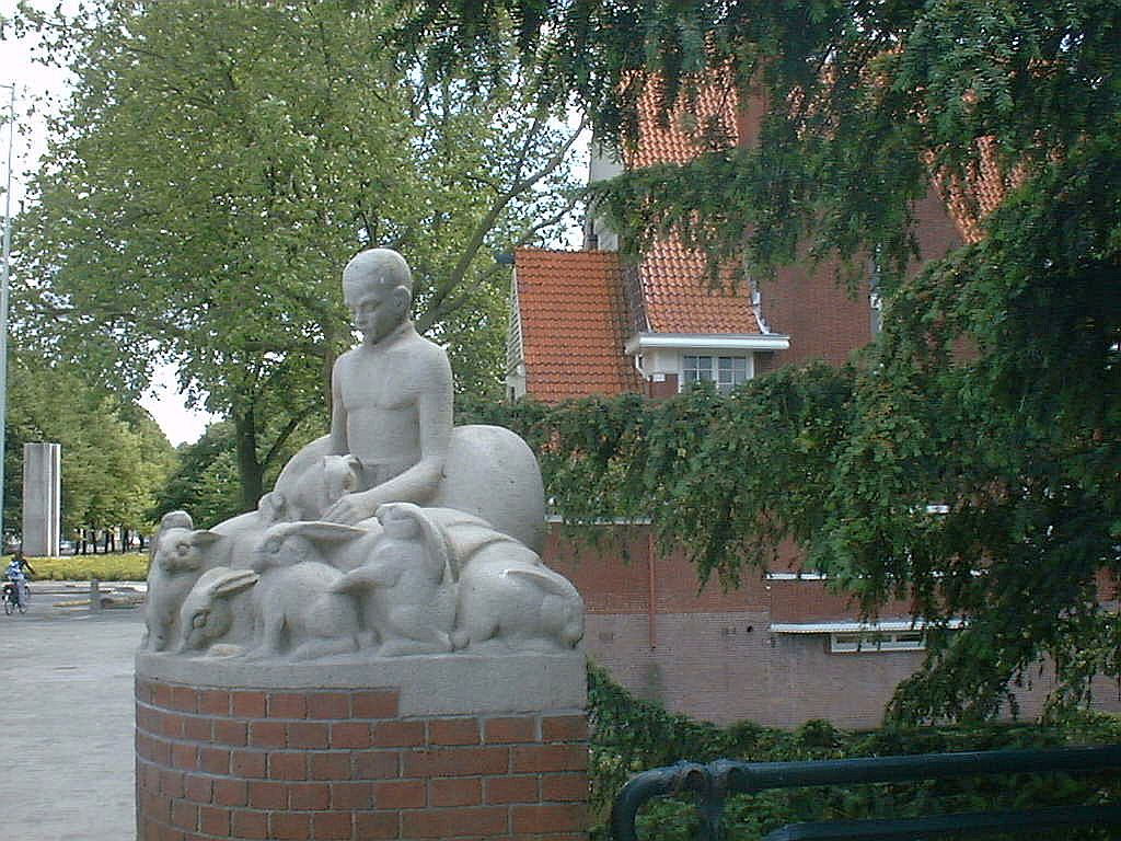 Jongen met konijnen door Hildo Krop, 1932 - Muzenbrug (Brug 420) - Amsterdam