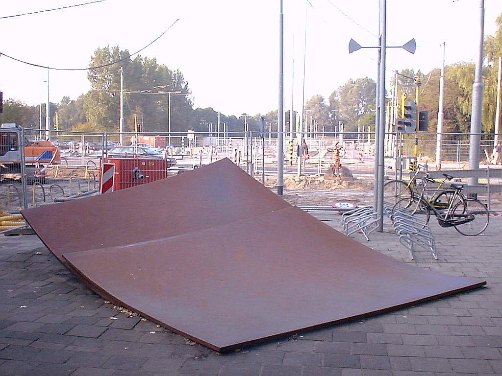 Opgelichte stoeptegels van Rob Elderenbos (VU Kunstroute 10) - Amsterdam