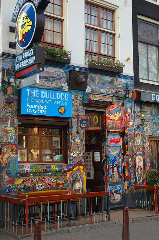 Oudezijds Achterburgwal - The Bulldog - Amsterdam