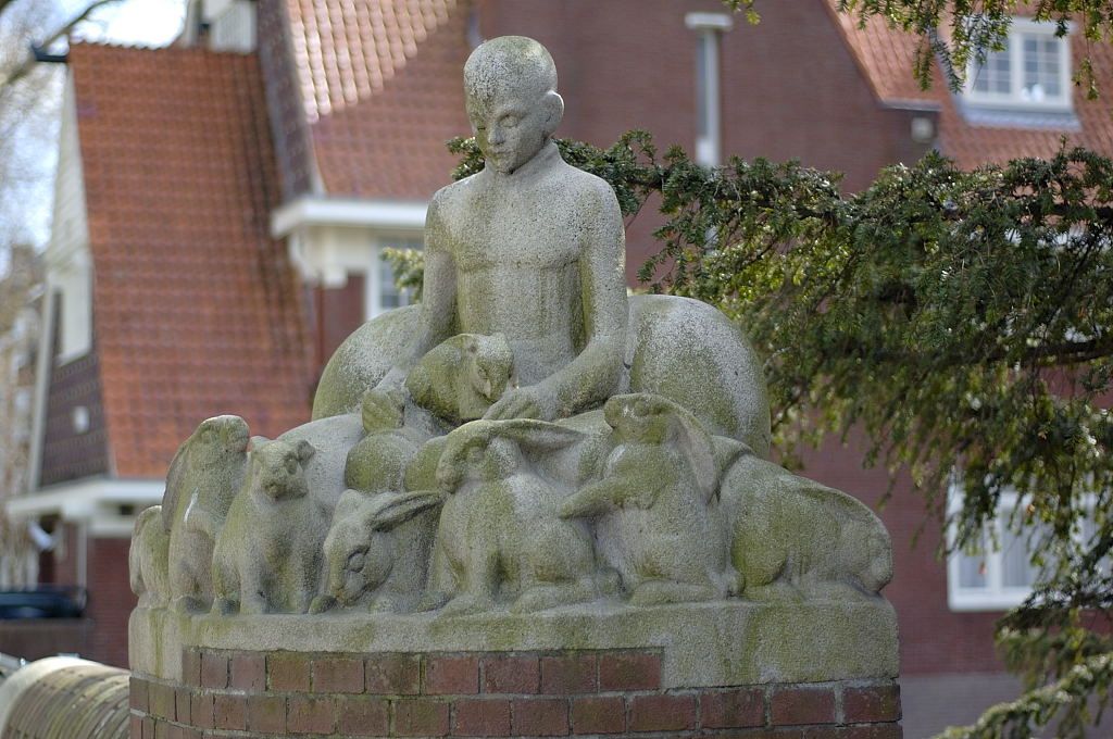 Jongen met konijnen door Hildo Krop, 1932 - Muzenbrug (Brug 420) - Amsterdam