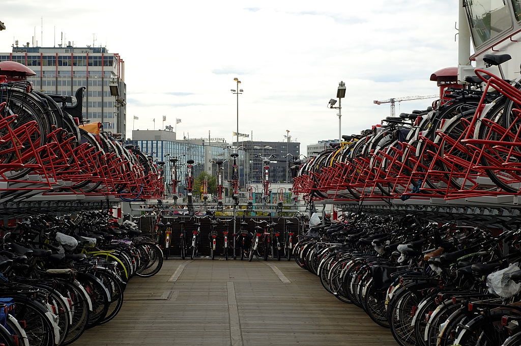 Drijvende fietsenstalling IJ-zijde - Amsterdam