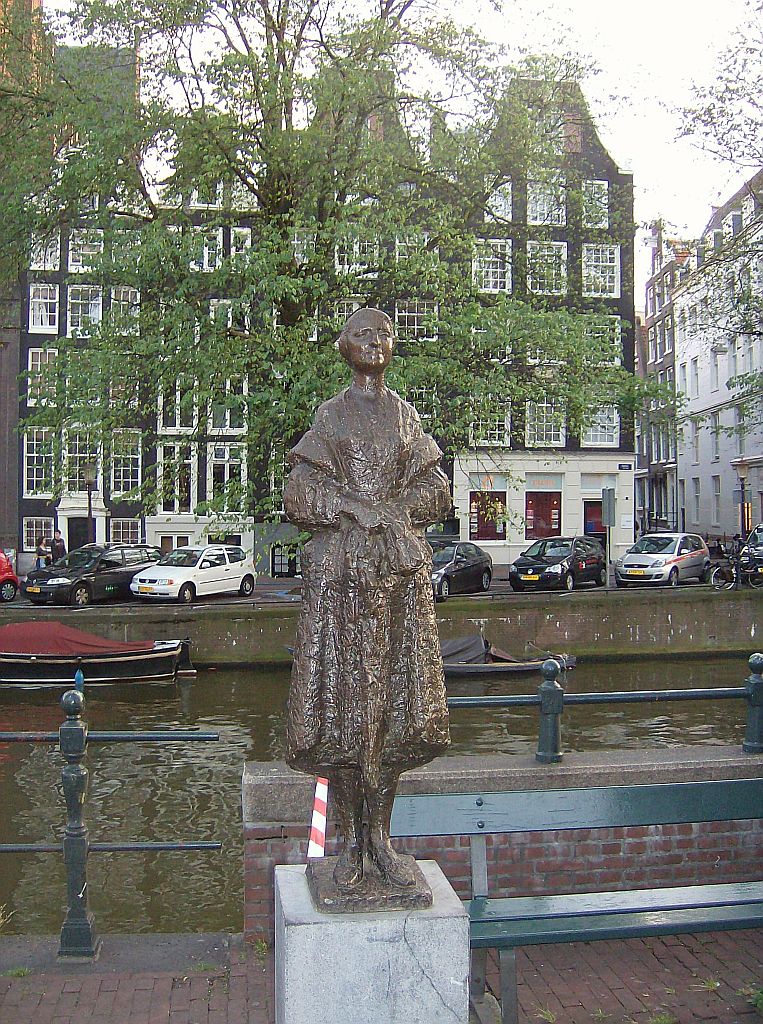 Vrouw met stola (van Pieter d Hont) - Amsterdam