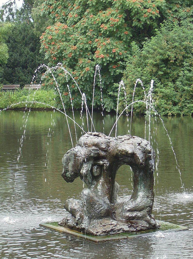 Zittende vrouwenfiguren - Amsterdam