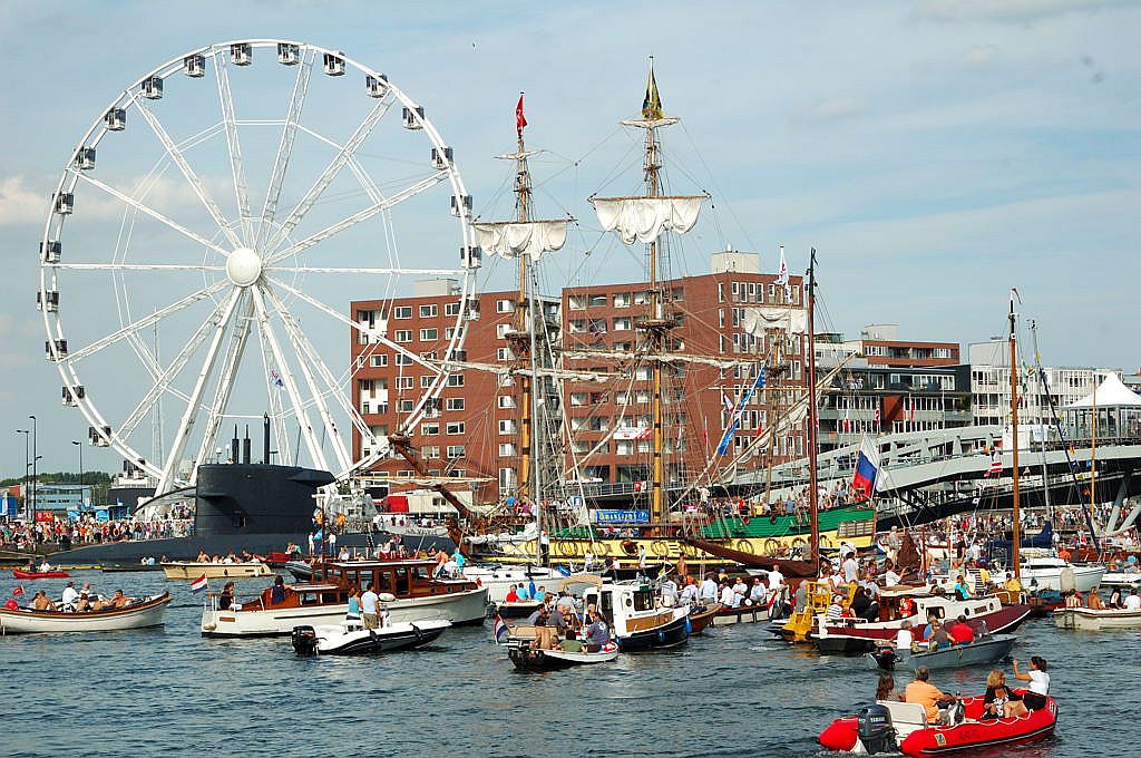 Sail 2010 - Shtandart en Hr. Ms. Walrus - Amsterdam