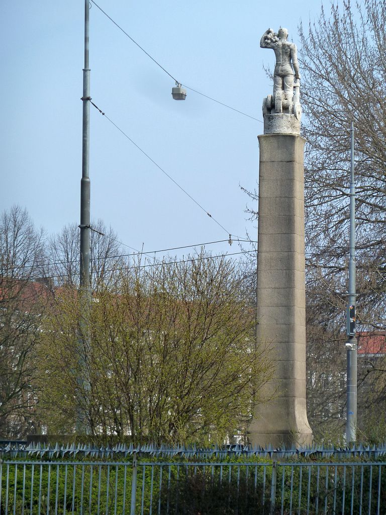 Stadionbrug (Brug 413) - Mannenfiguur - Amsterdam