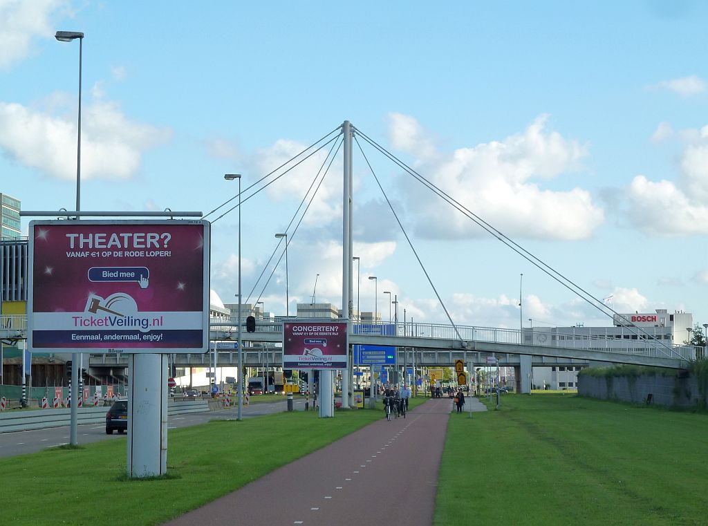 Loopbrug naar P2 - Amsterdam