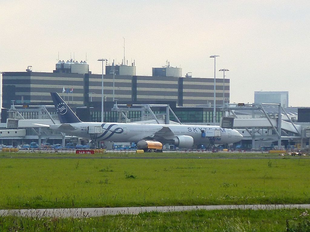 D-E Platform - PH-BVD Boeing 777-306/ER - Amsterdam