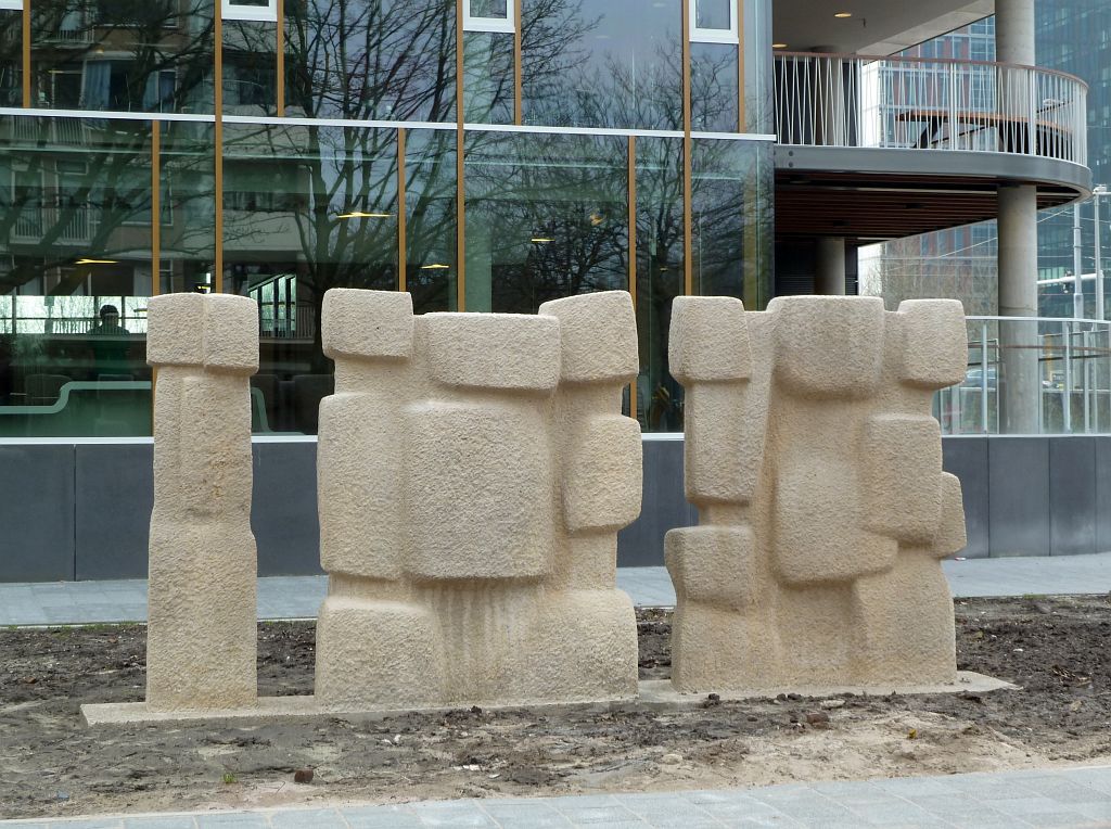 Steenplastiek staande figuren - St. Nicolaaslyceum - Amsterdam