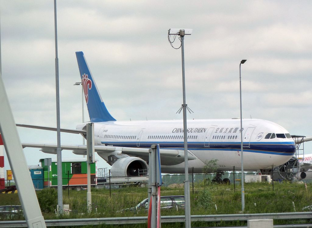 P Platform - B-6135 Airbus A330-223 - Amsterdam