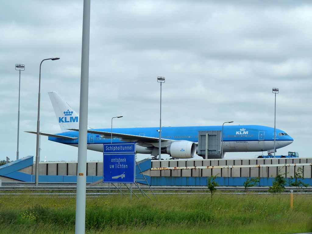 Schipholtunnel - PH-BQO Boeing 777-206/ER - Amsterdam