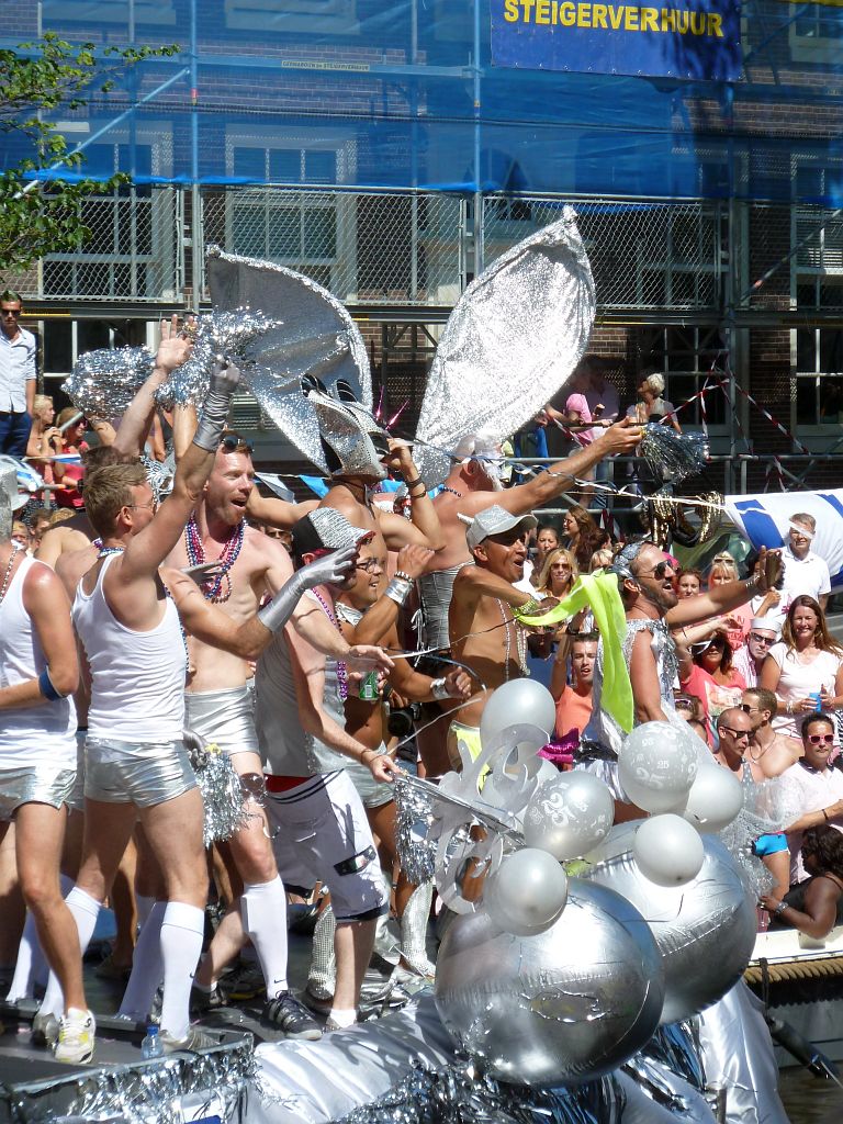 Canal Parade 2013 - Deelnemer Netzo volleybalvereniging - Amsterdam