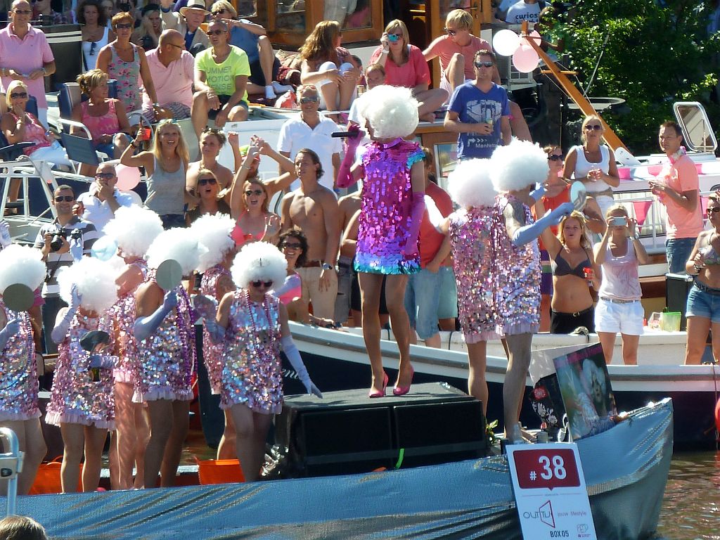 Canal Parade 2013 - Deelnemer Dolly Bellefleur and Friends - Amsterdam