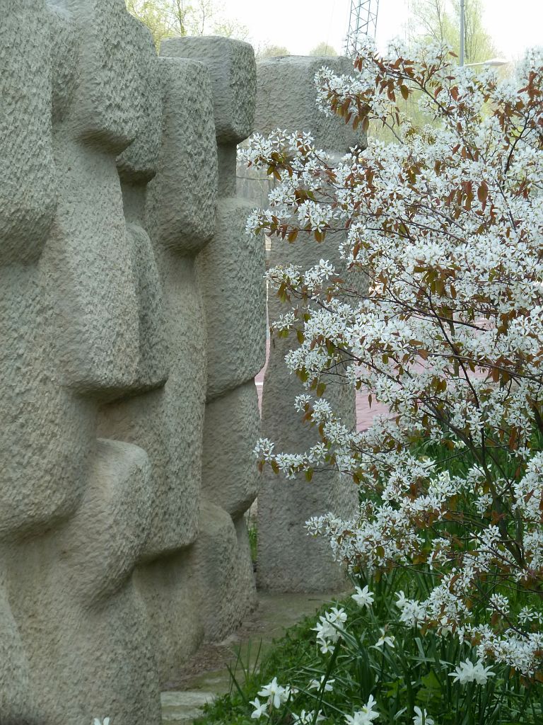 Steenplastiek staande figuren en Krentenboom - Amsterdam