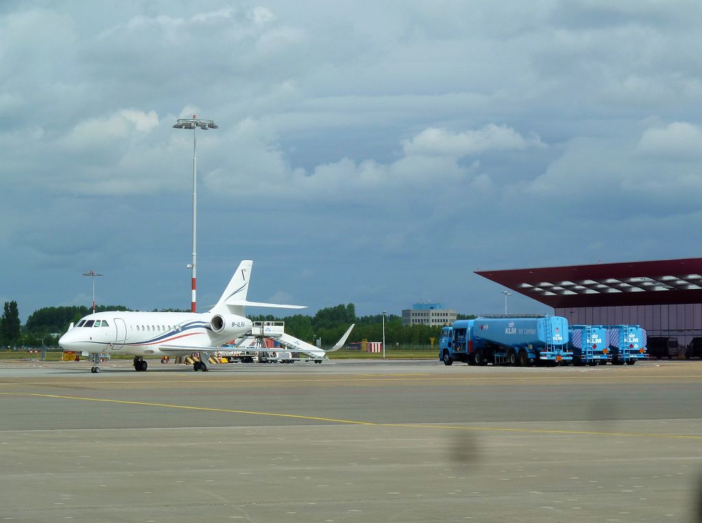 Platform Oost - M-ALRV Dassault Falcon 2000LX - Amsterdam