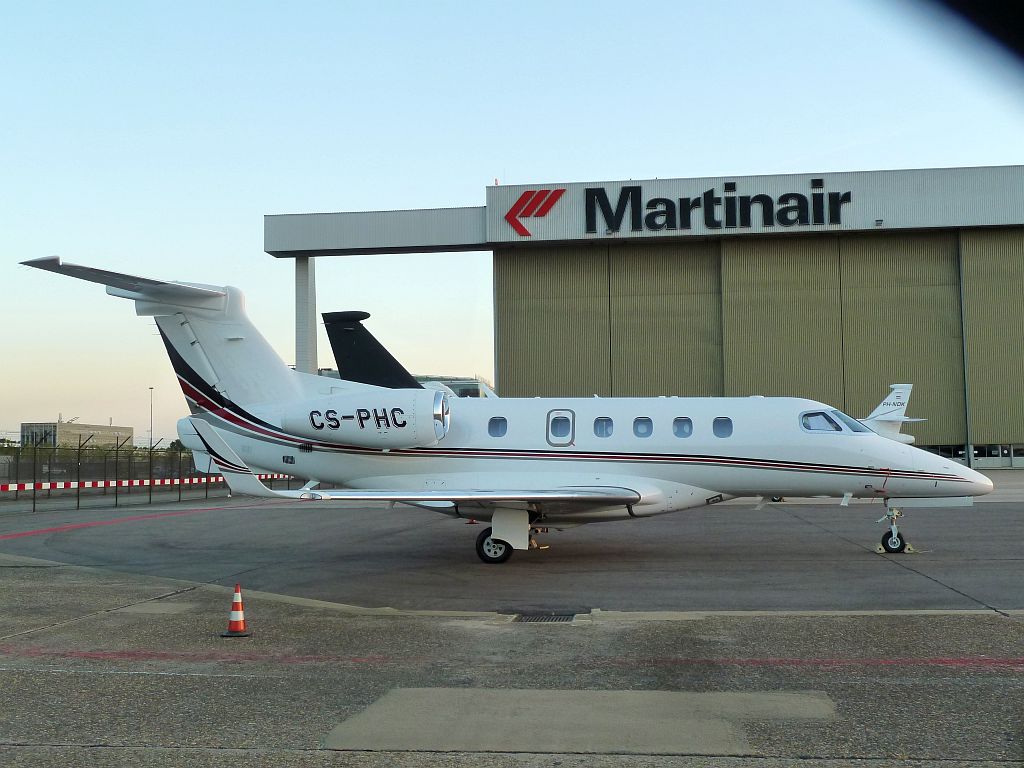 Platform Oost - CS-PHC Embraer EMB-505 Phenom 300 en Martinair Hangar 32 - Amsterdam