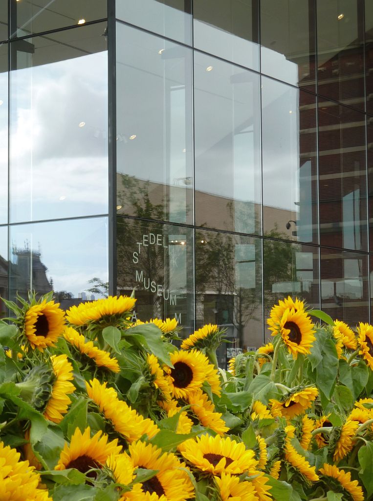 Van Gogh Museum - 125.000 Zonnebloemen ivm Opening Entree en Stedelijk Museum - Amsterdam