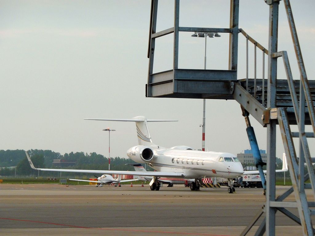 Platform Oost - VP-BJD Gulfstream Aerospace G-V-SP Gulfstream G550 - Amsterdam