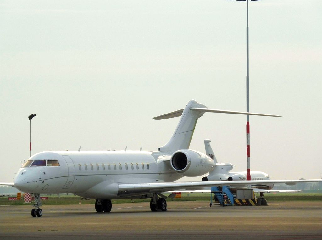 Platform Oost - VP-CKR Bombardier Global Express - Amsterdam