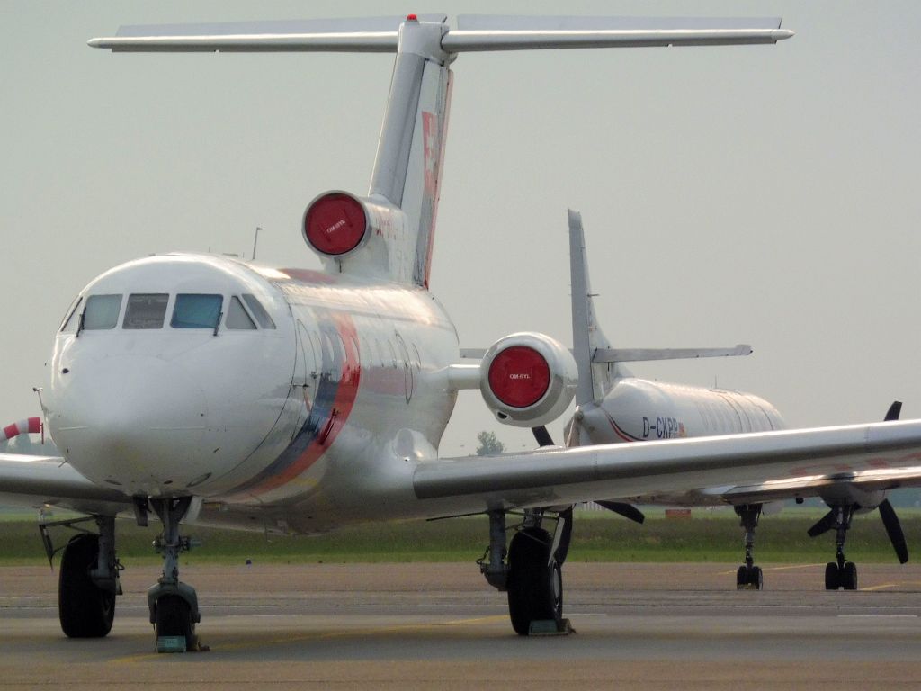 Platform Oost - OM-BYL Yakovlev Yak-40 en D-CKPP Fairchild SA-227DC Metro 23 - Amsterdam