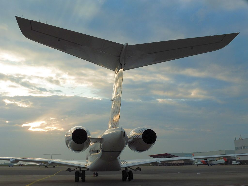 Platform Oost - N451GX Bombardier Global 6000 - Amsterdam