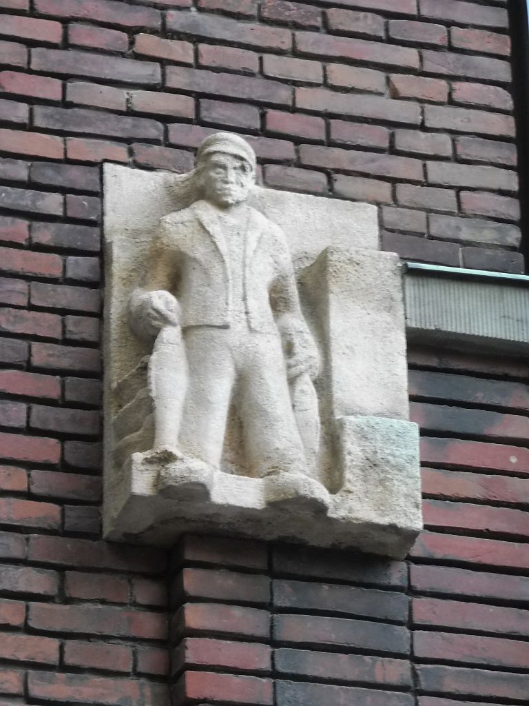 Vml. Gemeentelijk Girokantoor - Gevelsteen Visser of Visventer - Amsterdam