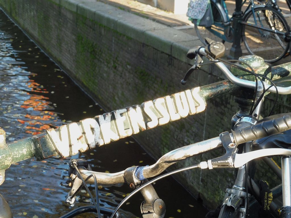 Varkenssluis (Brug 204) - Oudezijds Voorburgwal - Amsterdam