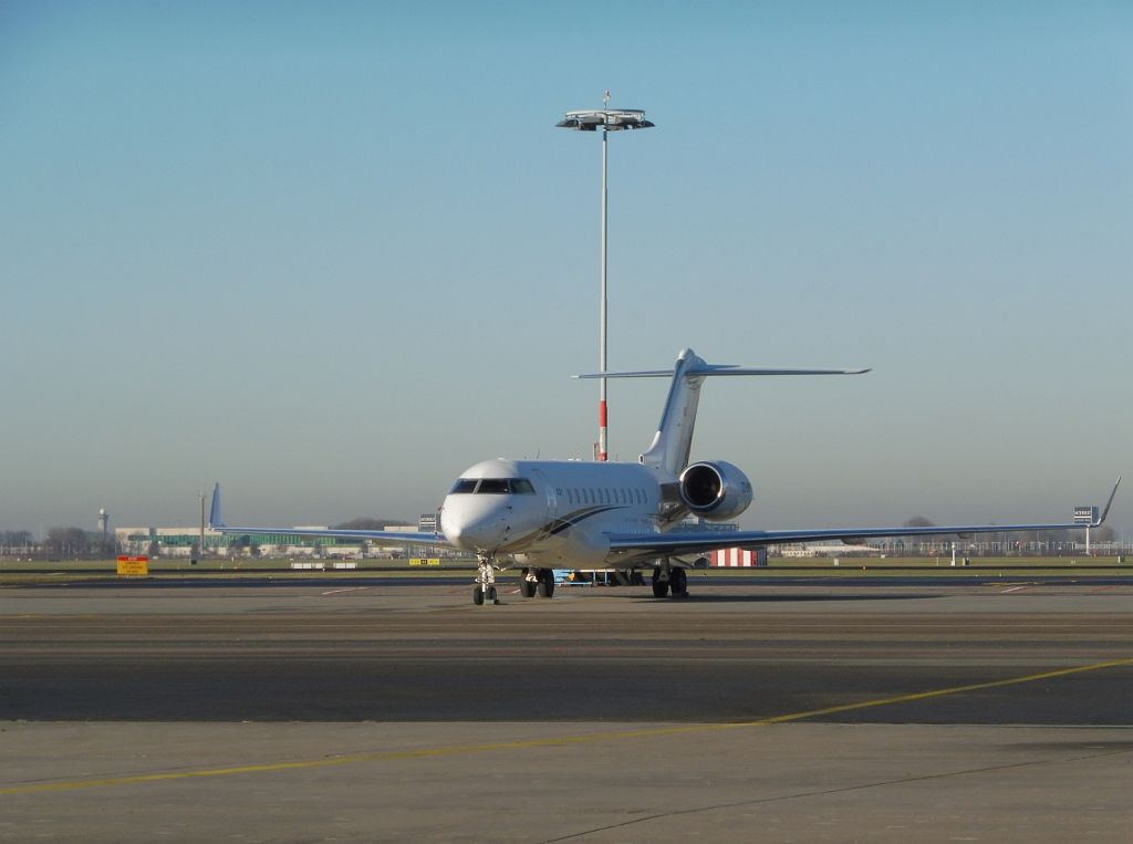 Platform Oost - TC-KRM Bombardier Global 5000 (BD-700-1A11) - Amsterdam