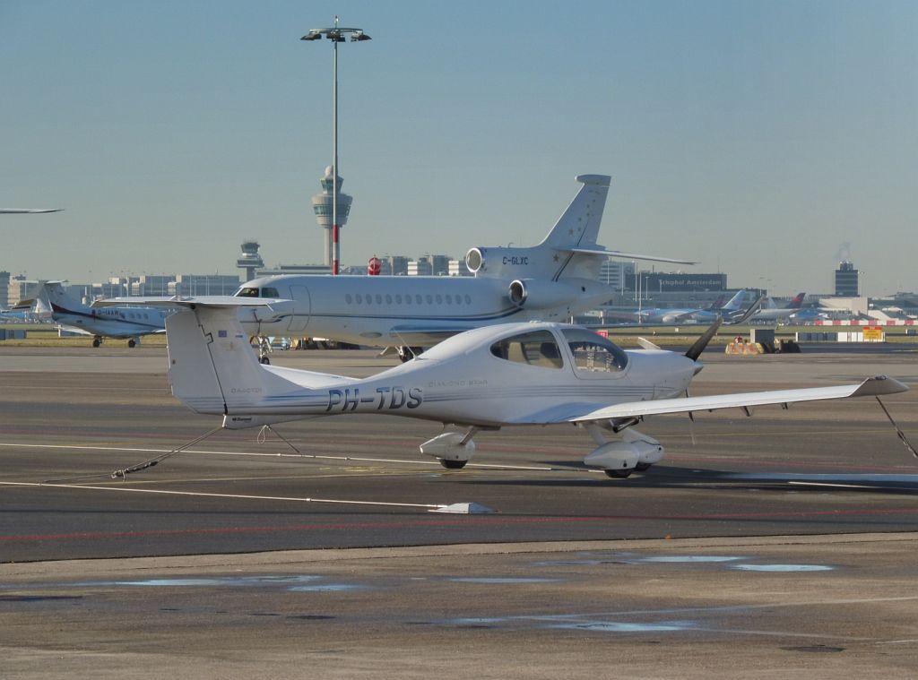 Platform Oost - PH-TDS Diamond DA-40D Diamond Star TDI en C-GLXC Dassault Falcon 7X - Amsterdam