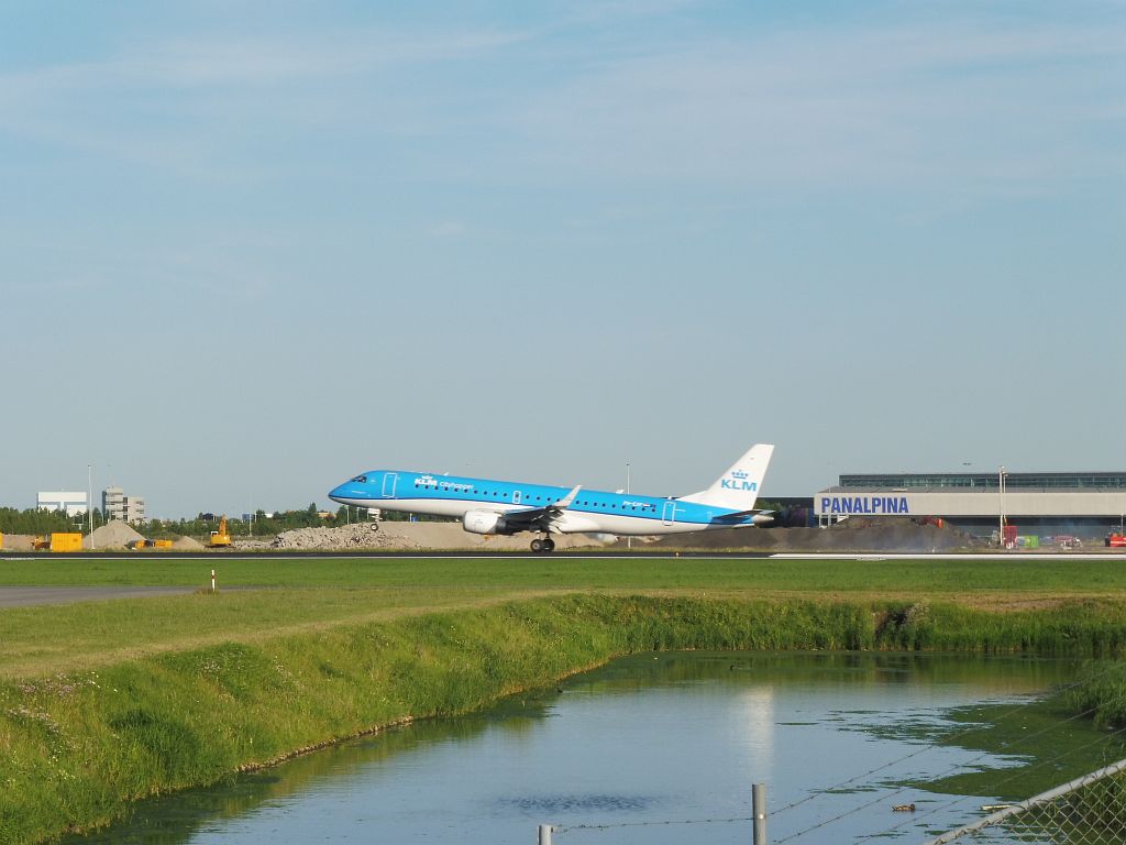 Kaagbaan - PH-EXF Embraer 190STD - Amsterdam