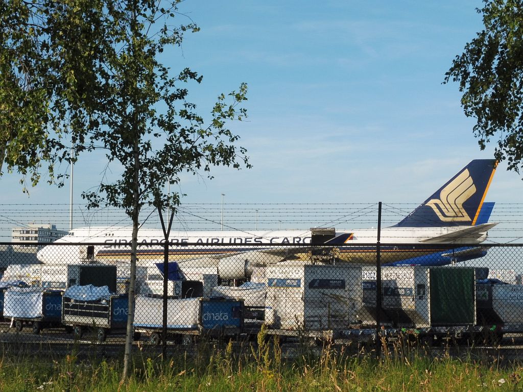 R Platform - 9V-SFM Boeing 747-412F/SCD - Amsterdam