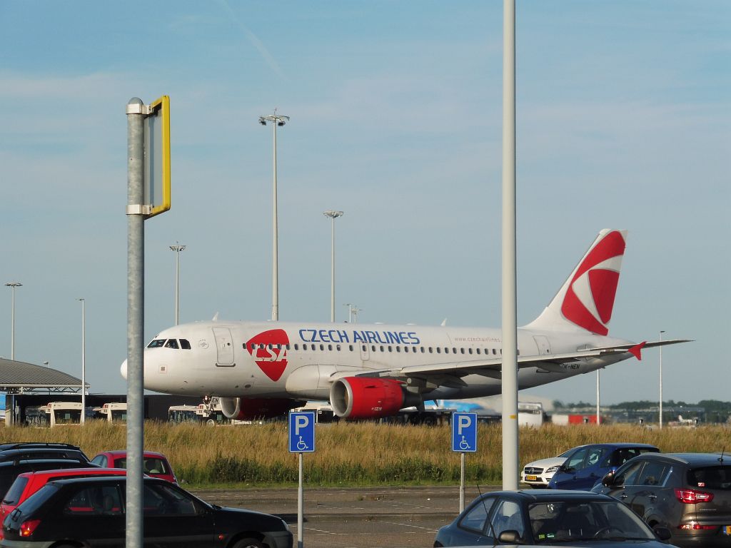 Taxibaan Q - OK-NEN Airbus A319-112 - Amsterdam