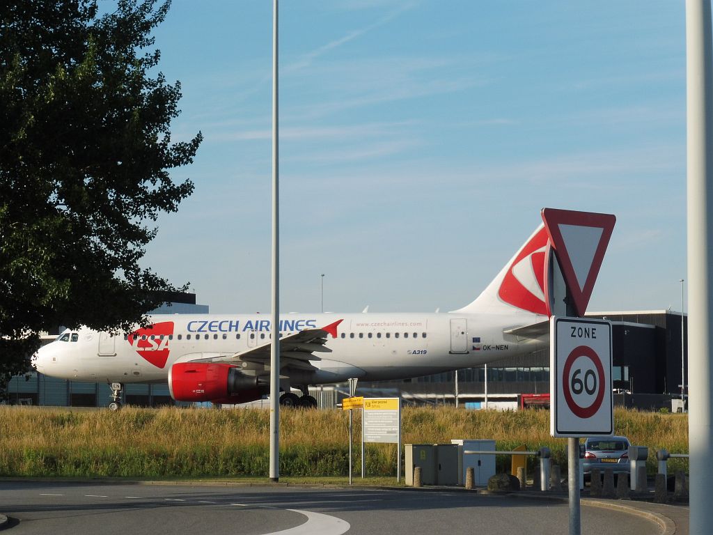 Taxibaan Q - OK-NEN Airbus A319-112 - Amsterdam