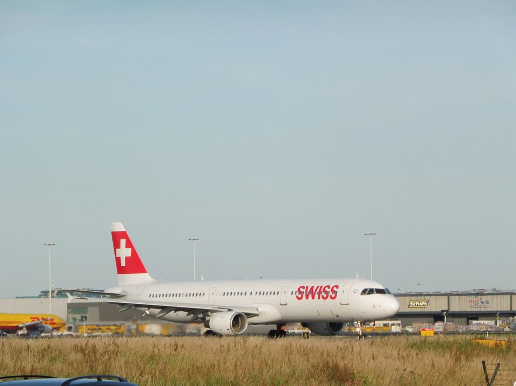 Taxibaan Q - HB-IOK Airbus A321-111 - Amsterdam