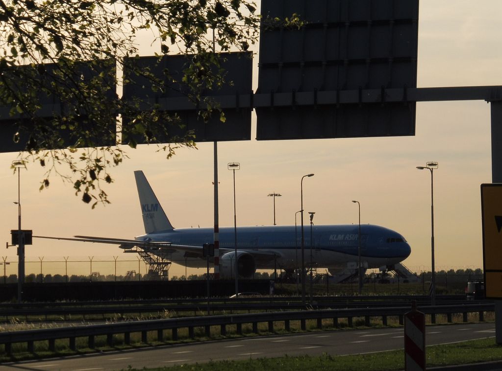 J Platform - PH-BVB Boeing 777-306 - Amsterdam