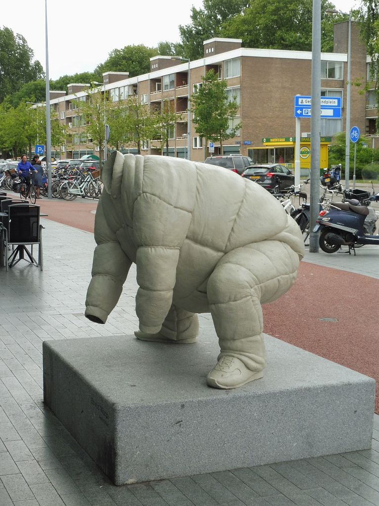 Gelderlandplein - Sumoringer van Erwin Wurm - Amsterdam