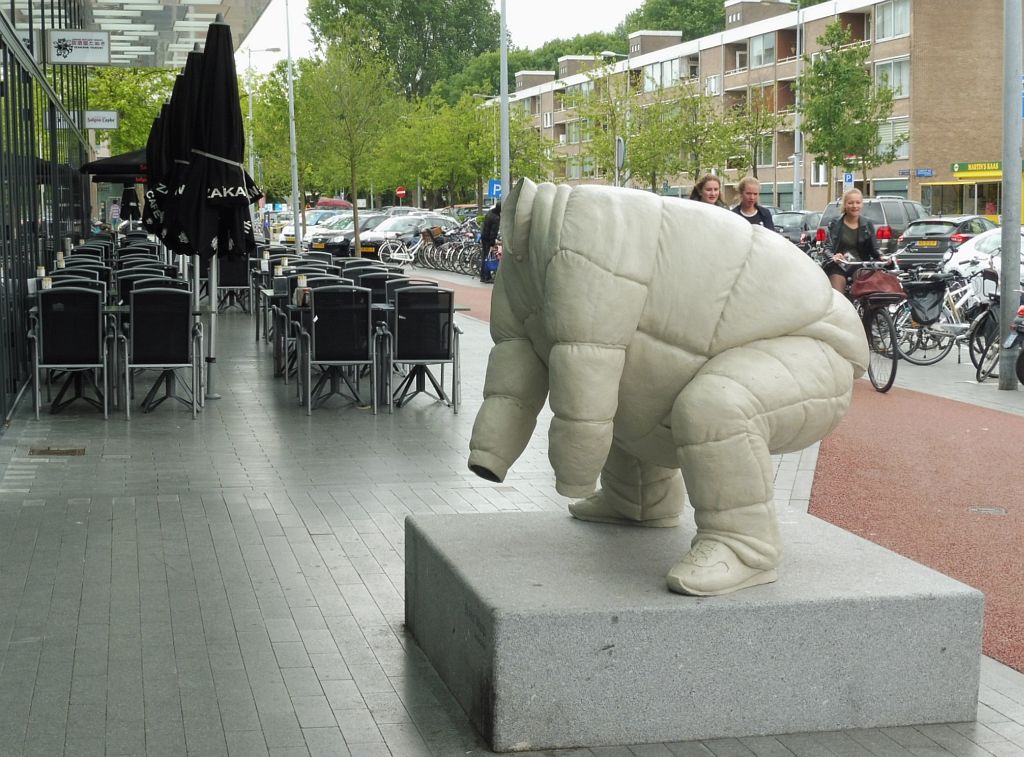 Gelderlandplein - Sumoringer van Erwin Wurm - Amsterdam