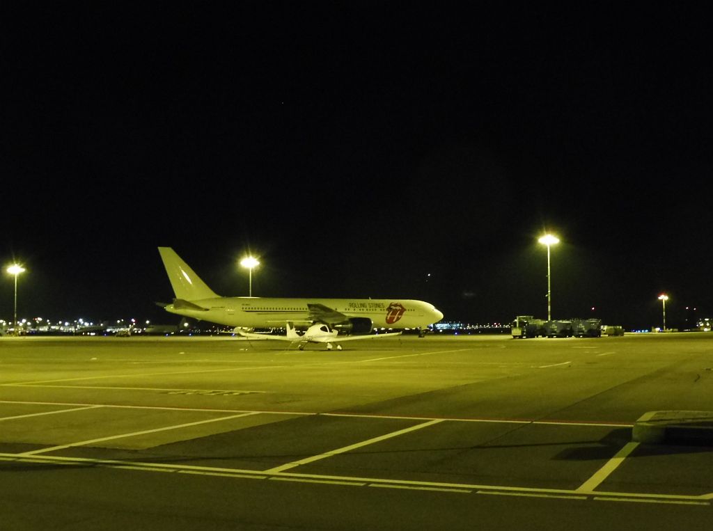 Platform Oost - ZS-NEX Boeing 767-35D/ER The Rolling Stones - Amsterdam