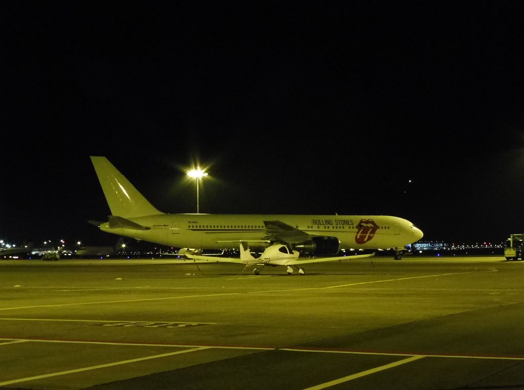 Platform Oost - ZS-NEX Boeing 767-35D/ER The Rolling Stones - Amsterdam