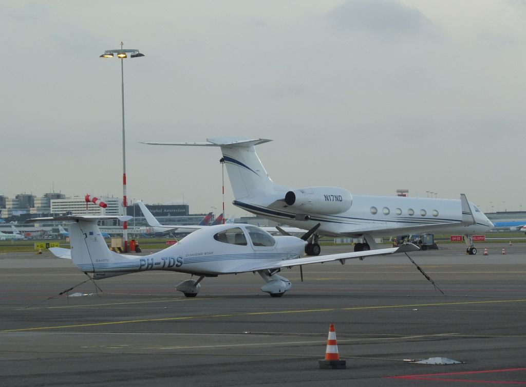 Platform Oost - PH-TDS Diamond DA-40D Diamond Star TDI en N17ND Gulfstream Aerospace G-V - Amsterdam