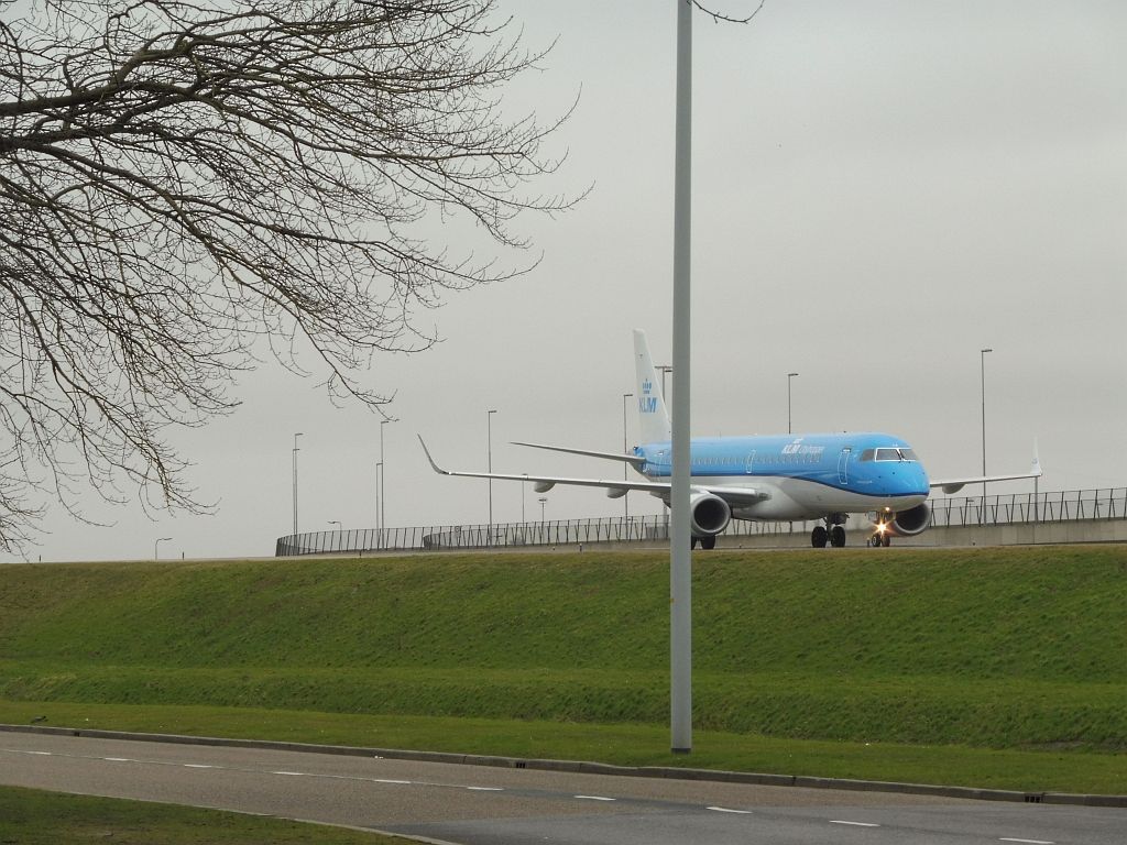 Taxibaan Q - PH-EZR Embraer 190STD - Amsterdam