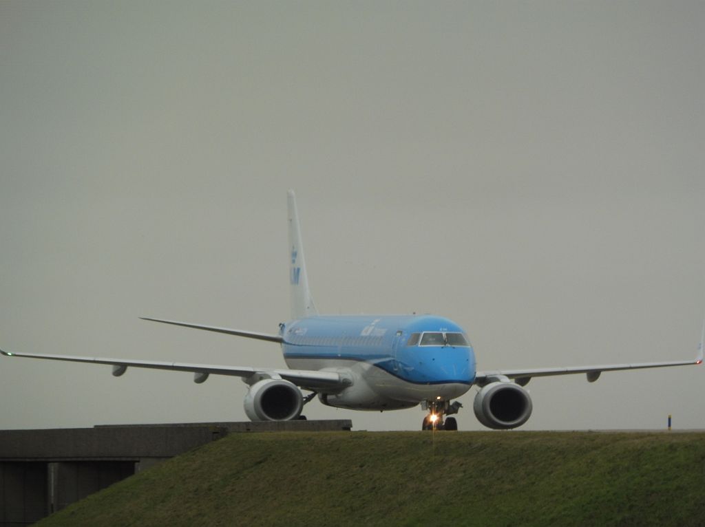 Taxibaan Q - PH-EZW Embraer 190STD - Amsterdam