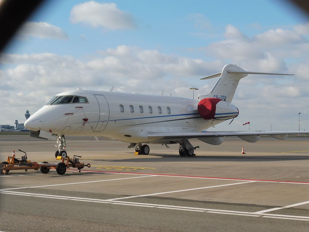 Platform Oost - CS-TFV Bombardier Challenger 300 - Amsterdam