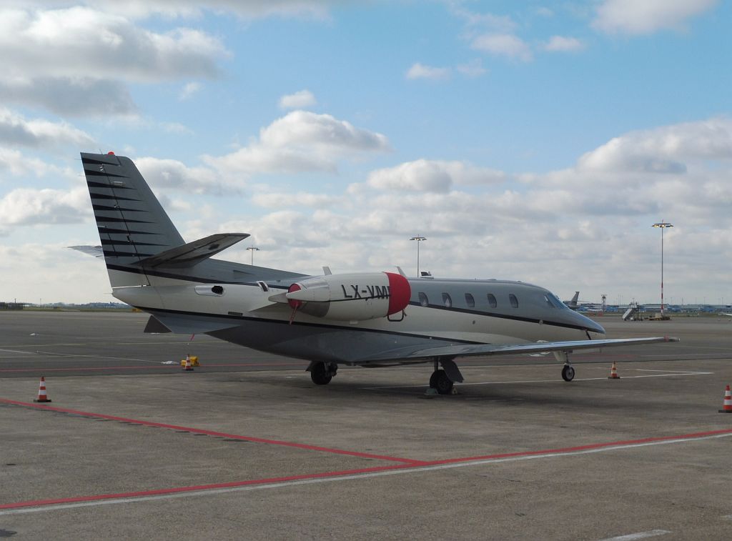 Platform Oost - LX-VMF Cessna 560XL Citation Excel - Amsterdam