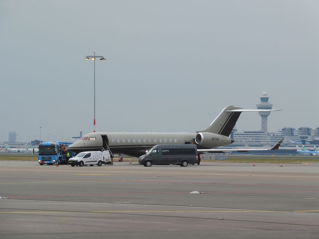 Platform Oost - N77UF Bombardier Global Express (BD-700-1A10) - Amsterdam