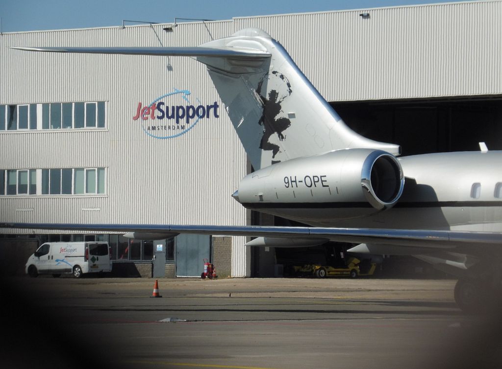 Platform Oost - 9H-OPE Bombardier Global Express (BD-700-1A10) - Amsterdam