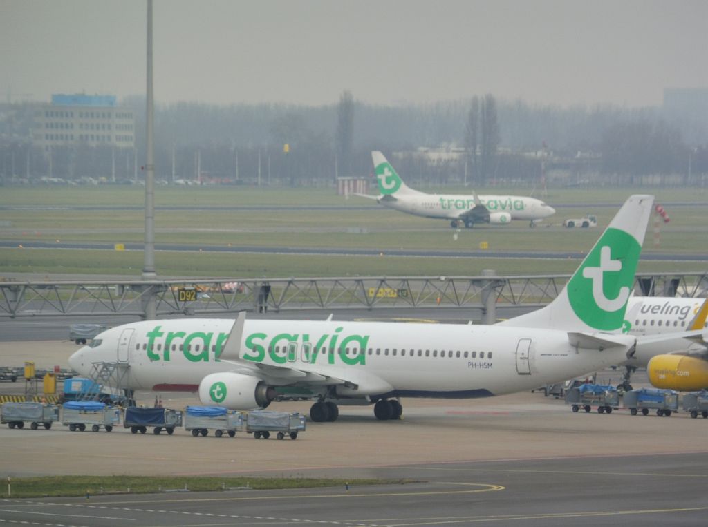 D-E Platform - PH-HSM Boeing 737-8K2 - Amsterdam