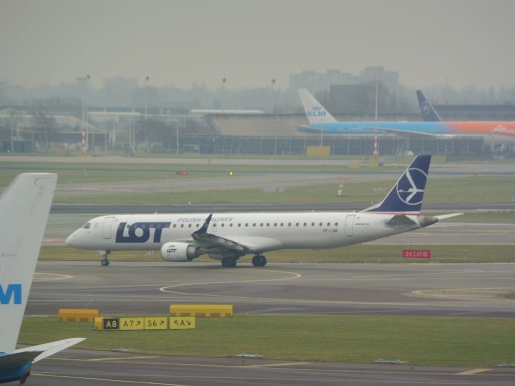 Kaagbaan (Taxi) - SP-LNK Embraer 195AR - Amsterdam