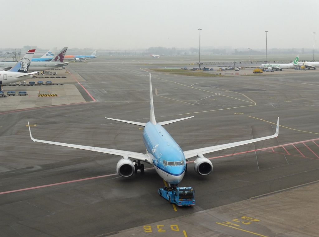 D-E Platform - PH-BGX Boeing 737-7K2 - Amsterdam