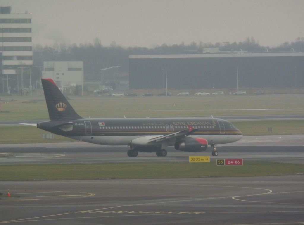 Kaagbaan - JY-AYU Airbus A320-232 - Amsterdam